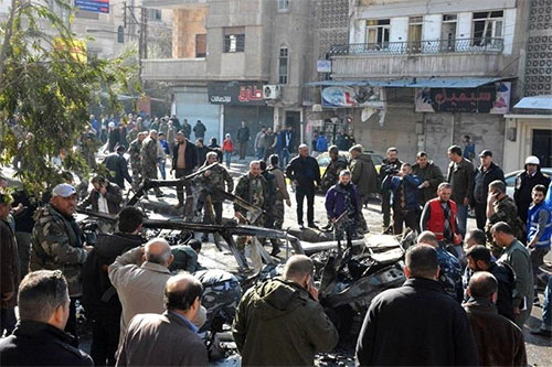 vehículos destruidos tras la explosión de un microbús en Homs Un coche bomba estalla en la ciudad siria de Homs