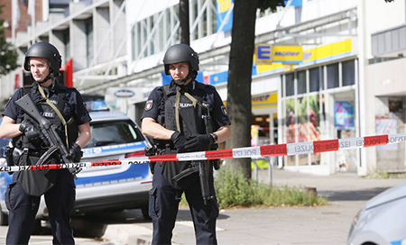 Agentes de la Policía alemana Cinco heridos por un incendio en una clínica de Hamburgo