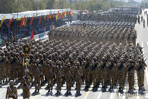 soldados iraníes durante un desfile militar