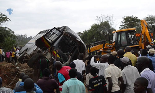 Accidente carretero en Kenya causa decenas de muertos Una persecución policial de un camionero causó una catástrofe