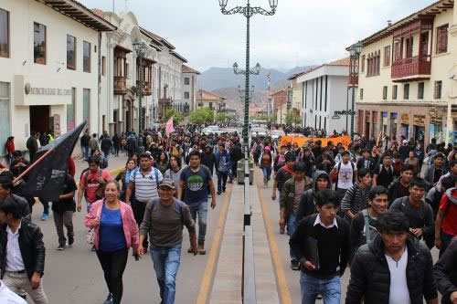 Continúan las protestas en Perú por el indulto a Fujimori Continúan las protestas en Perú por el indulto a Fujimori