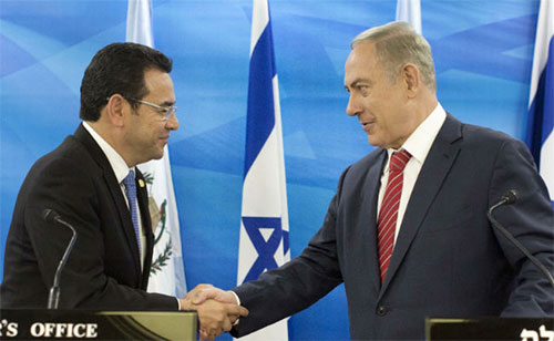 Jimmy Morales saluda a Benjamin Netanyahu