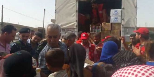 reparto de ayudas humanitarias en Deir Ezzor Más de 3.000 sirios regresan a sus hogares en la orilla oriental del Éufrates