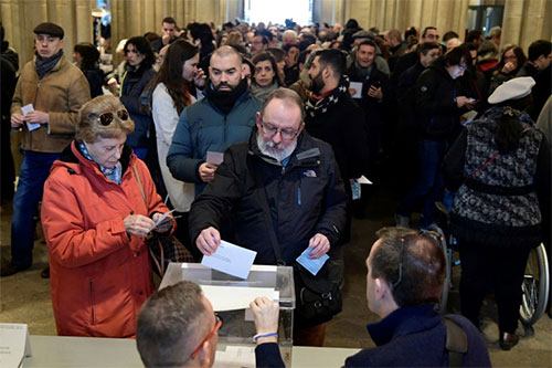 Los catalanes vuelven a las urnas tras la fallida secesión Los catalanes vuelven a las urnas tras la fallida secesión