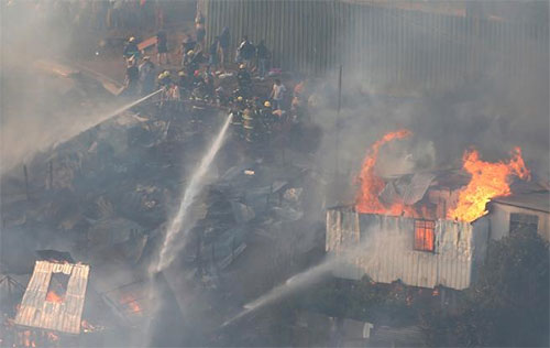 Alerta en Chile por un incendio forestal Alerta en Chile por un gigantesco incendio forestal en Valparaíso