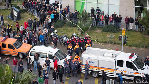 Turquía detiene a 18 personas por presuntos vínculos con el atentado de Esmirna Turquía detiene a 18 personas por presuntos vínculos con el atentado de Esmirna