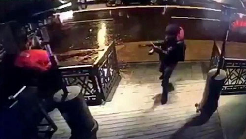 Captura de vídeo que muestra al hombre armado que entró disparando en el club nocturno El atacante de Estambul, que sigue huido, descargó 180 balas