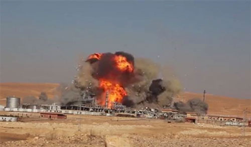 Daesh dinamita la mayor planta petrolera siria Daesh dinamita la mayor planta petrolera siria