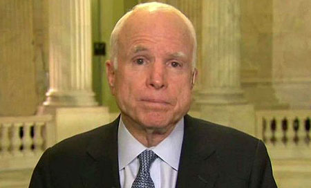 el senador john mccain McCain: Tenemos que volver a la paz armada de Ronald Reagan