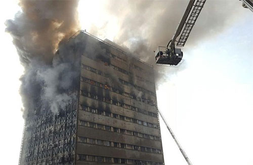 el incendio antes del desplome del Plasco Building Se derrumba un edificio de 17 plantas en el centro de Teherán tras incendio