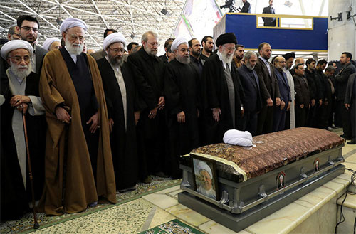 El líder supremo de Irán encabeza el rezo Irán despide a uno de los pilares de la revolución