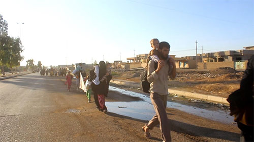 Miles de familias huyen de los combates en Mosul Miles de familias huyen de los combates en Mosul