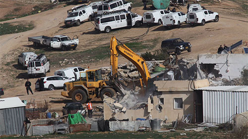 La ocupación arrasa una aldea para construir una colonia en sus tierras Demolición israelí en aldea beduina termina con dos muertes