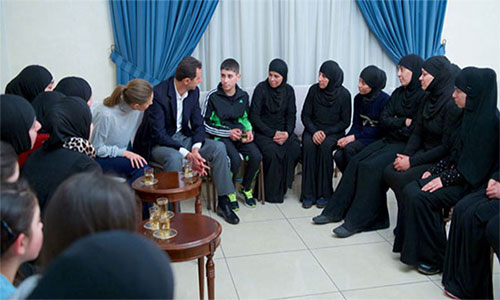 Al Assad y su esposa reciben a mujeres y niños liberados de grupos terroristas Al Assad y su esposa reciben a mujeres y niños liberados de grupos terroristas