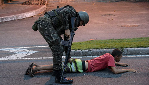 un soldado detiene a un sospechoso Un verdadero caos en materia de seguridad por huelga de policías