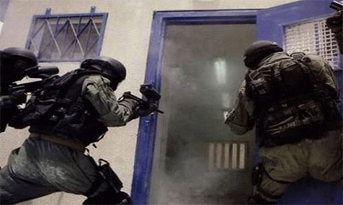 soldados israelíes irrumpen en una celda Intifada en las cárceles israelíes contra la opresión