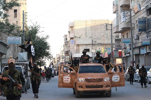 terroristas de Daesh desfilan en la ciudad siria de Al Bab Los terroristas de Daesh se esconden entre civiles en la ciudad siria de Al Bab