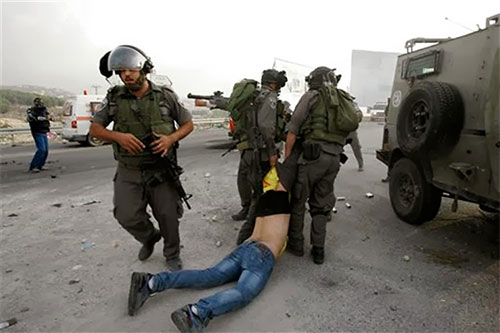 soldados israelíes pisotean los derechos humanos de los palestinos