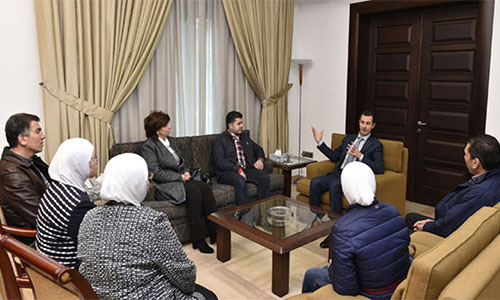 Bashar al Assad reunido con empresarios sirios El presidente sirio aparece en una reunión tras los rumores sobre su salud