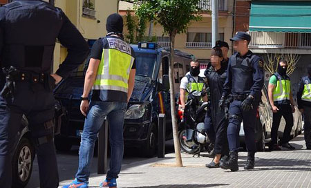 guardia civil en barcelona España: La Policía detiene a dos marroquíes vinculados a Daesh