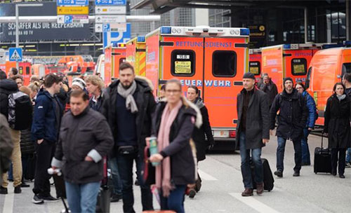 Pasajeros evacuados esperan en el exterior de las terminales del aeropuerto de Hamburgo Evacuados cientos de pasajeros en el aeropuerto alemán de Hamburgo