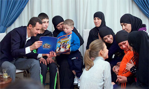 Al Assad y su esposa reciben a mujeres y niños liberados de grupos terroristas Al Assad y su esposa reciben a mujeres y niños liberados de grupos terroristas