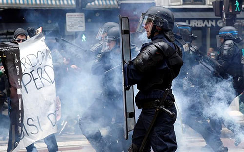 disturbios en la periferia de París Piden justicia para el joven negro agredido por agentes de policía