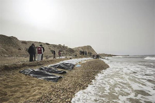 Hallados los cadáveres de 74 inmigrantes en una playa de Libia Hallados los cadáveres de 74 inmigrantes en una playa de Libia