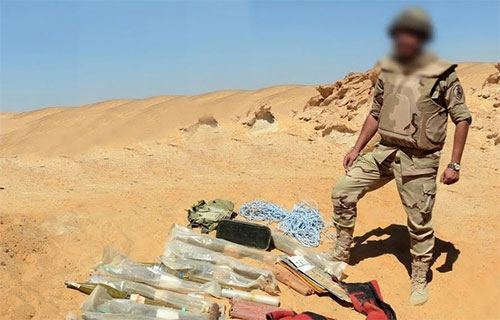 soldado egipcio delante de armas confiscadas a los terroristas Una operación del Ejército egipcio en el centro la península del Sinaí