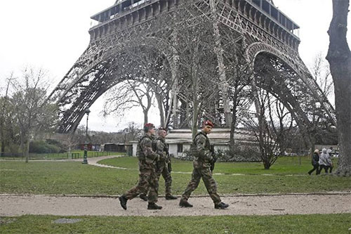 Soldados franceses patrullan junto a la Torre Eiffel La Torre Eiffel se blinda contra el terrorismo