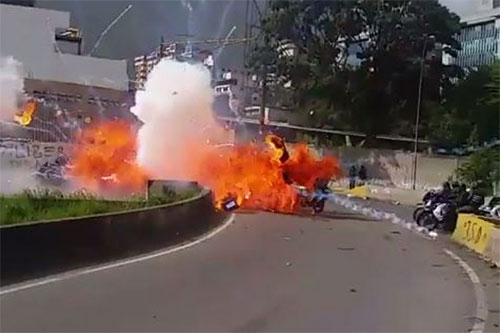 el momento en el que estalló el artefacto explosivo Siete militares heridos por una explosión en Venezuela