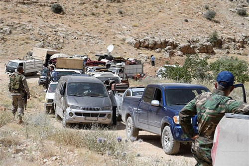 Un convoy de refugiados sirios regresa a su país desde Líbano Refugiados sirios inician el viaje de retorno a sus casas en Asal al Ward