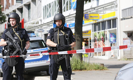 Agentes de la policía alemana en el lugar del ataque Un muerto y varios heridos en un ataque en Hamburgo