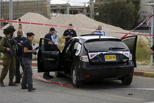 el coche del palestino abatido por los sionistas Un palestino muerto por fuego israelí tras atropellar a dos soldados