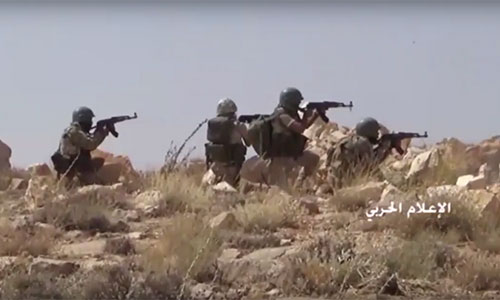 combatientes de Hezbolá retomaron posiciones de los terroristas en Arsal Hezbolá iza su bandera en la montaña más elevada de Arsal