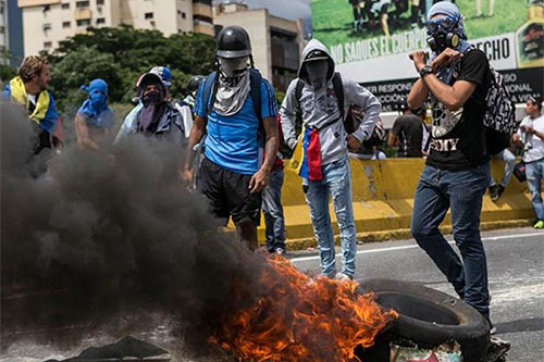 protestas opositoras en Caracas Maduro llama al diálogo y la oposición pide “la toma de Caracas”