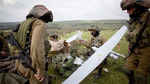 soldados israelíes sostienen un drone de espionaje Un drone del ejército de ocupación israelí se estrella en Gaza