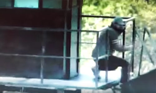 un supuesto miembro de Hezbolá en un punto de observación en Líbano