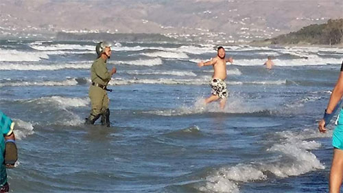 La policía marroquí persigue a los manifestantes hasta dentro del mar La policía marroquí persigue a los manifestantes hasta dentro del mar