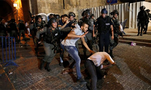 militares israelíes maltratan a palestinos La ocupación israelí retira las puertas electrónicas de las entradas a Al Aqsa