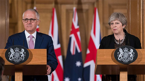 La primera ministra británica, Theresa May, junto con su homólogo australiano, Malcolm Suspendida una diputada británica por usar términos racistas