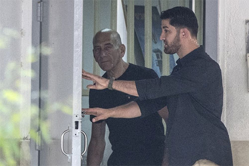 Olmert sale de prisión después de cumplir 16 meses por corrupción El ex primer ministro israelí, Ehud Olmert, sale en libertad condicional