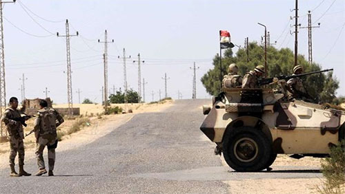 militares egipcios en un puesto de control Unos 26 militares muertos o heridos en ataque terrorista al sur de la ciudad de Rafah