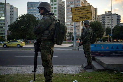 Soldados patrullan las inmediaciones del aeropuerto de Rio de Janeiro Brasil moviliza a miles de soldados para restablecer la seguridad en Rio