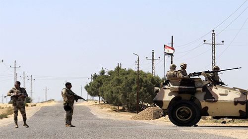 militares egipcios en El Sinaí Egipto responde a ataques de terroristas con bombardear sus enclaves