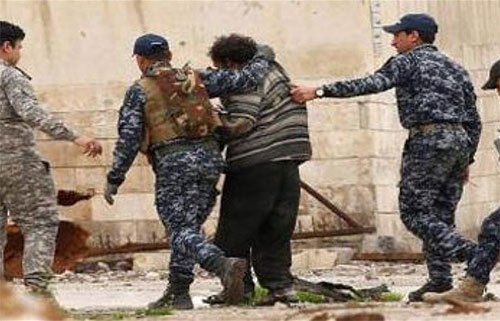 miembros de seguridad iraquíes detienen a un terrorista de Daesh Los vecinos de Mosul denuncian a los terroristas escondidos