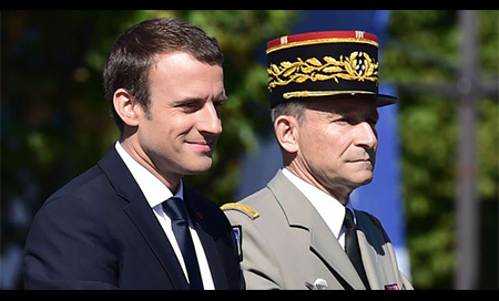 EmanuelMacron y Pierre de Vielliers durante el desfile del Día de Basitilla Dimite el jefe del Estado Mayor francés tras enfrentamiento con Macron