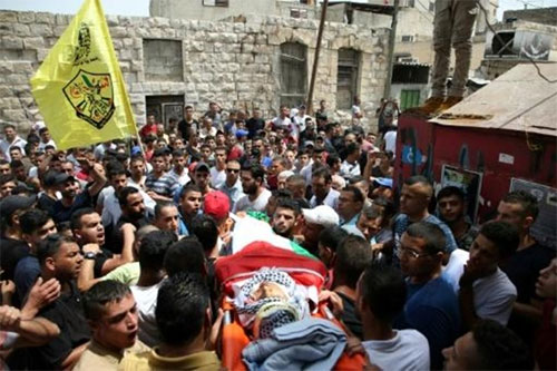 entierro de un palestino muerto por fuego israelí en Yenín El ejército de ocupación israelí mata a dos palestinos en Yenín