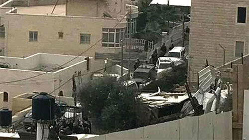 soldados israelíes asaltan una aldea palestina Continúan apuñalamientos contra sionistas en Al Quds ocupada