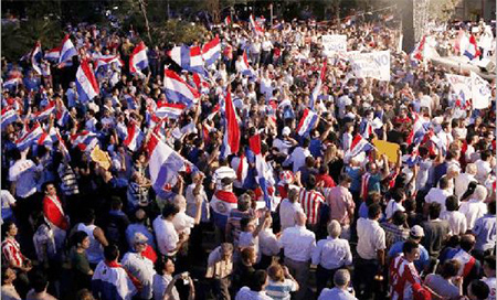 Miles de manifestantes contra la reelección presidencial en Paraguay Miles de manifestantes en Asunción rechazan la reelección de Horacio Cartes